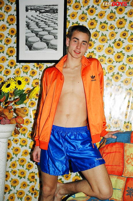 少年テリーがペニスをシゴく