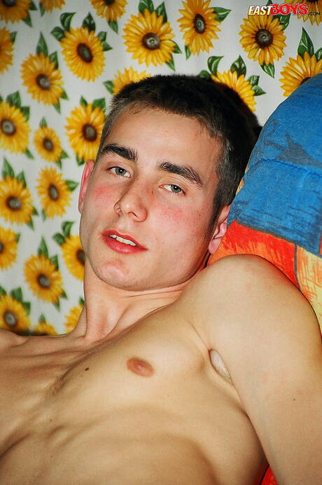 Der junge Terry wichst seinen Schwanz