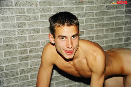 Twink Terry 戲弄他的雞巴