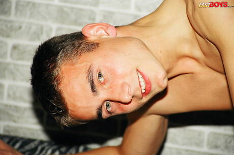 Twink Terry 戲弄他的雞巴