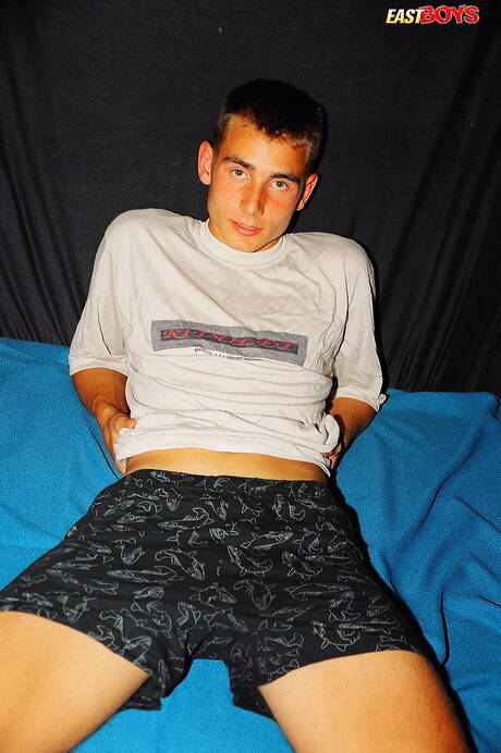 美しい少年テリーは裸になり、素敵なお尻を見せる