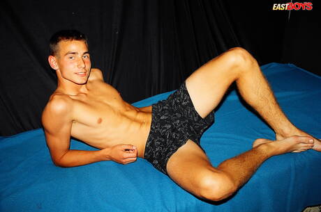 帥哥德裡脫光衣服，露出漂亮的屁股