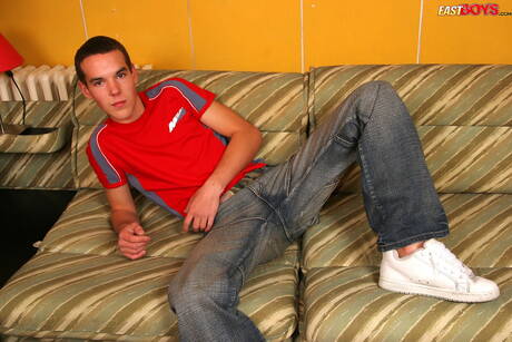 Le minet chaud Terence se déshabille et montre ses fesses serrées