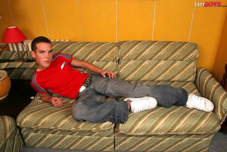 Le minet chaud Terence se déshabille et montre ses fesses serrées