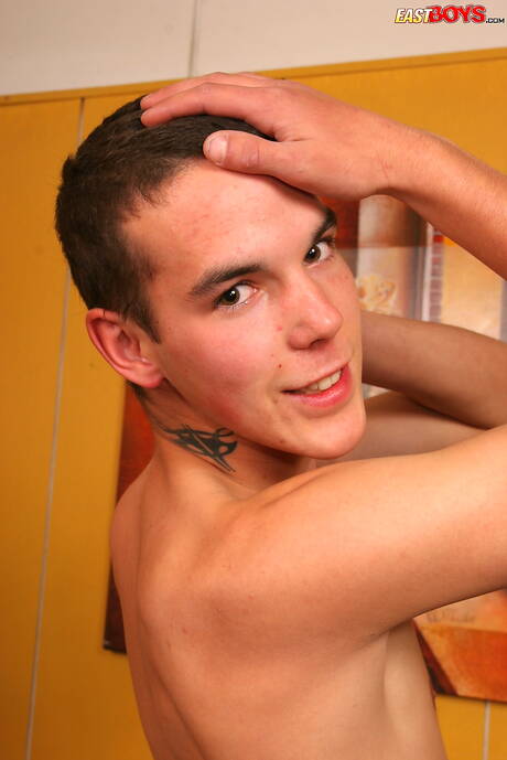 Le minet chaud Terence se déshabille et montre ses fesses serrées