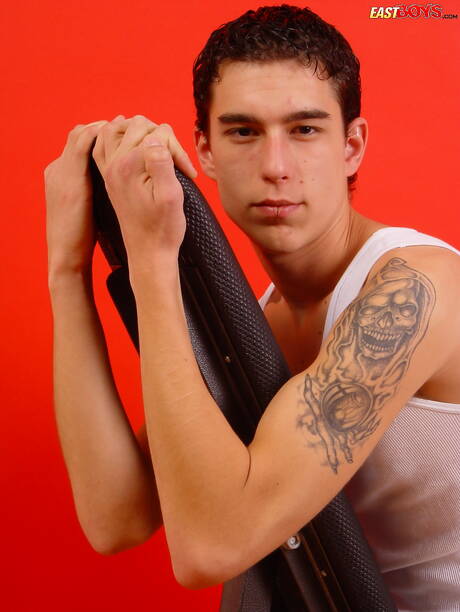 漂亮男孩 Tastik 裸體擺造型，露出臀部