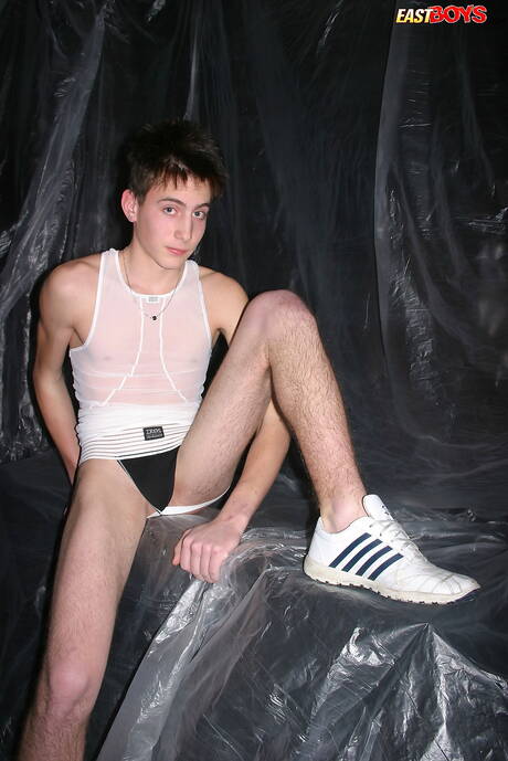 Der junge Tarik posiert nackt und zeigt einen schönen Hintern