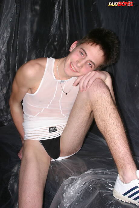 Der junge Tarik posiert nackt und zeigt einen schönen Hintern