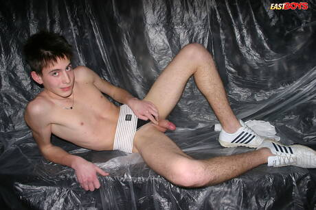 Der junge Tarik posiert nackt und zeigt einen schönen Hintern