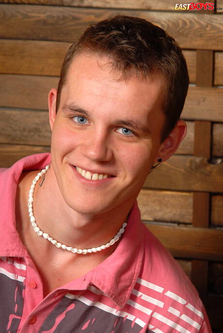 Twink Talon wordt naakt en laat haar hete kont zien