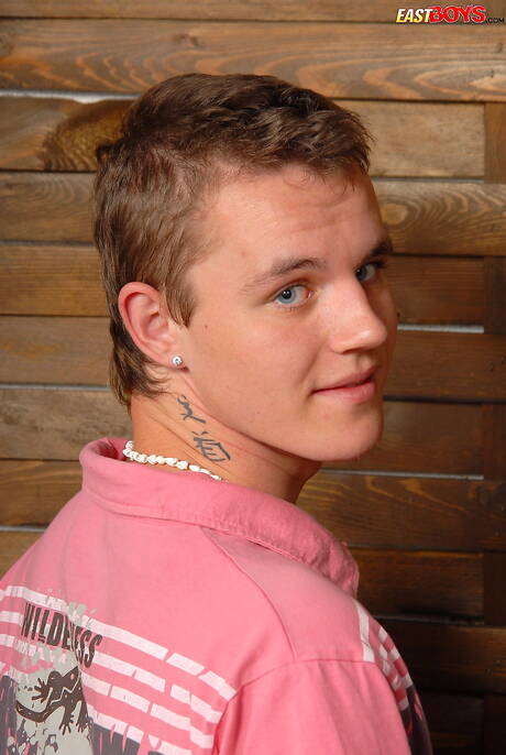 Twink Talon wordt naakt en laat haar hete kont zien