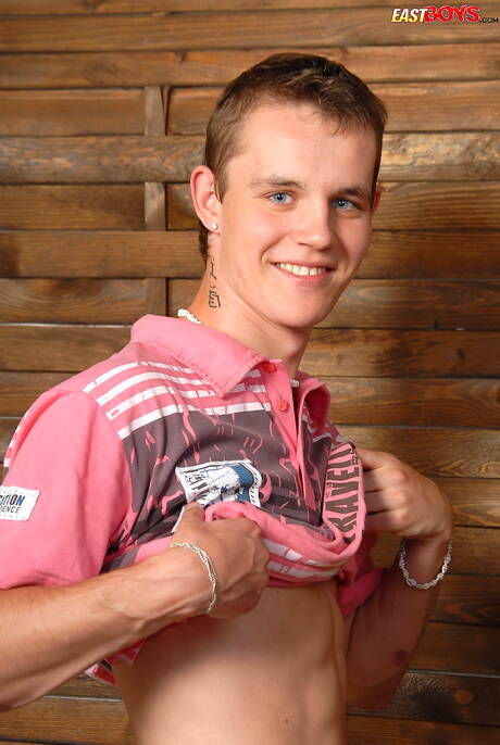 Twink Talon wordt naakt en laat haar hete kont zien