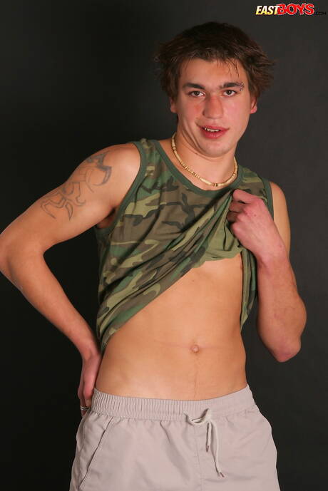 Twardziel Steve masturbuje się