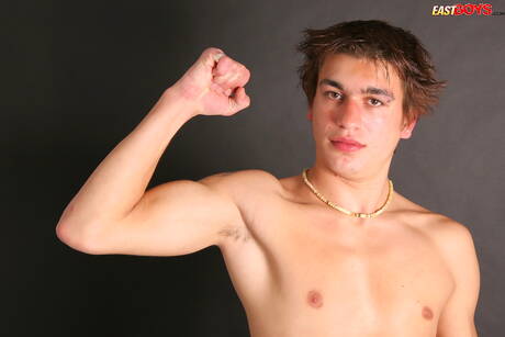 Twardziel Steve masturbuje się