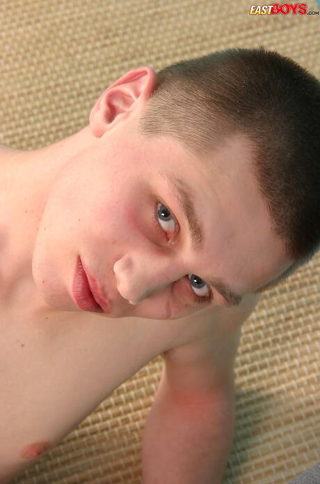 Le beau garçon Stepjan taquine sa bite