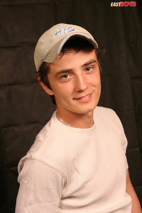 Il giovane Stephen posa nudo e mostra il suo sedere