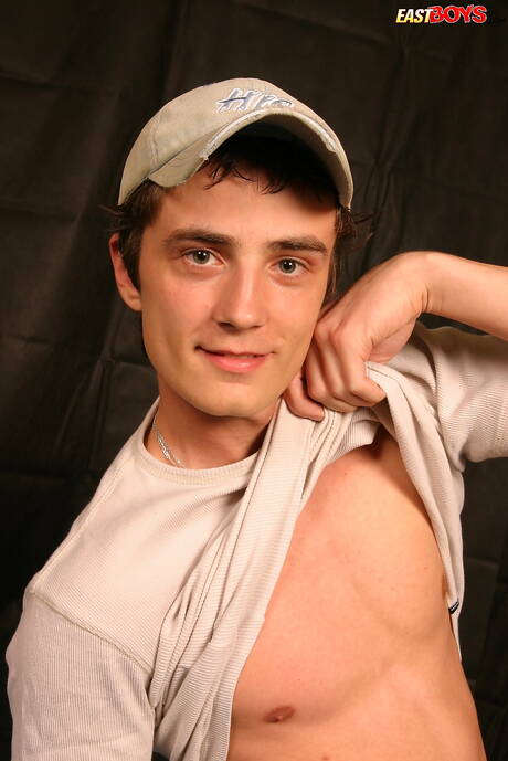 Il giovane Stephen posa nudo e mostra il suo sedere