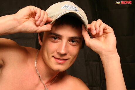 Il giovane Stephen posa nudo e mostra il suo sedere