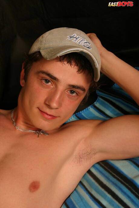 Il giovane Stephen posa nudo e mostra il suo sedere