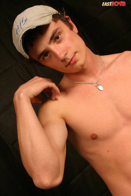 Il giovane Stephen posa nudo e mostra il suo sedere