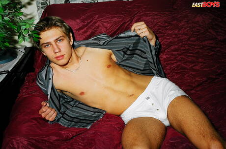 Der junge Stefano posiert nackt und zeigt einen schönen Hintern