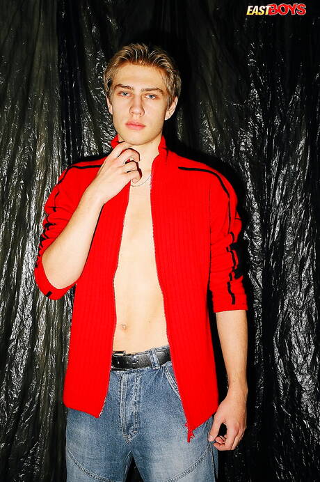 Pretty boy Stefano posing naked and showing tight butt