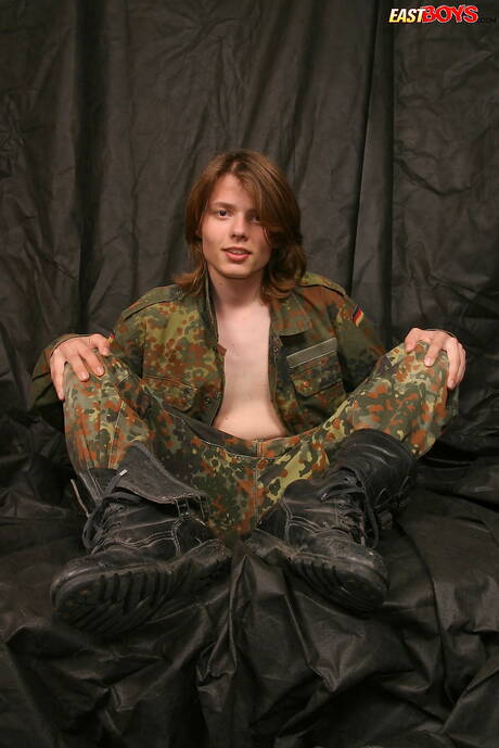 Hübscher Junge Matt und heißer Twink Simon zeigen einen perfekten Körper