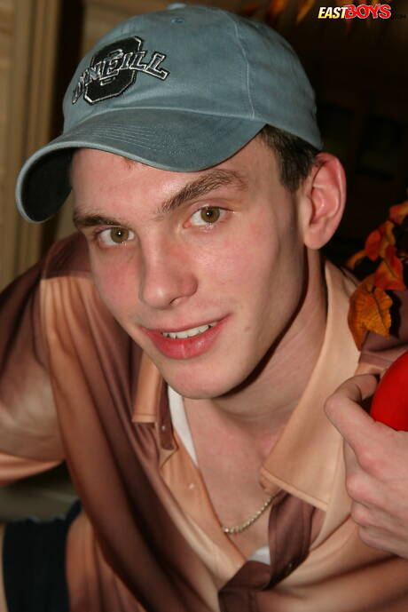 Pretty boy Zoltan jack off his cock