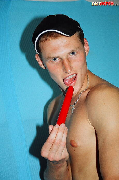 Twink Simeon play with dildo