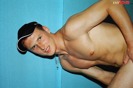 Twink Simeon play with dildo