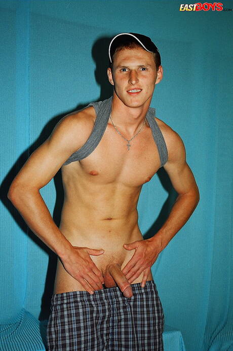 Twink Simeon play with dildo
