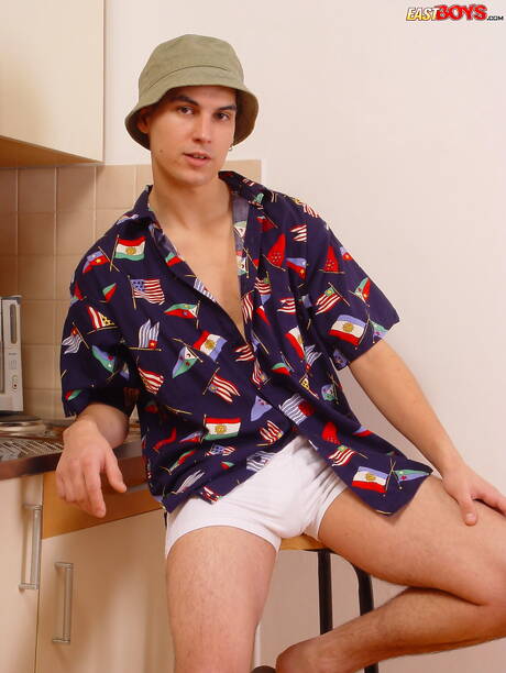 El joven Severin juega con una polla en la cocina