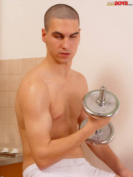 El joven Severin juega con una polla en la cocina