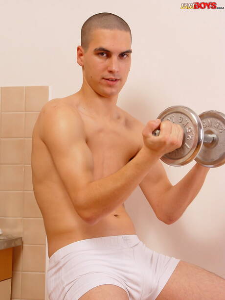 El joven Severin juega con una polla en la cocina