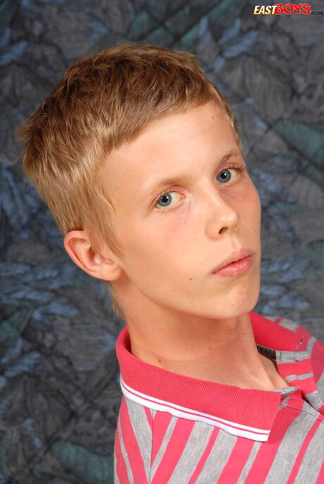 Twink Abel posing naked and showing his butt