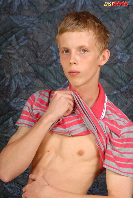 Twink Abel 裸體擺造型，露出臀部