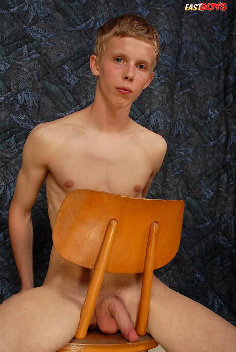 Twink Abel 裸體擺造型，露出臀部