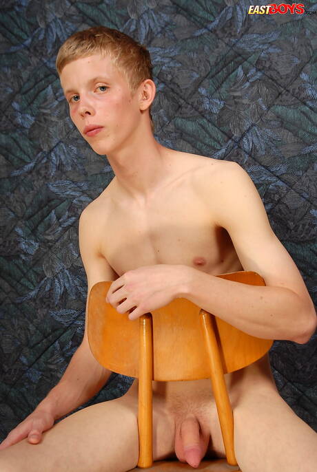 Twink Abel 裸體擺造型，露出臀部