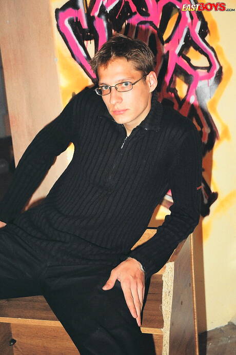 Il bellissimo ragazzo Seth posa nudo e mostra un bel sedere