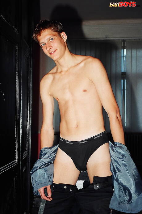 Il bellissimo ragazzo Seth posa nudo e mostra un bel sedere