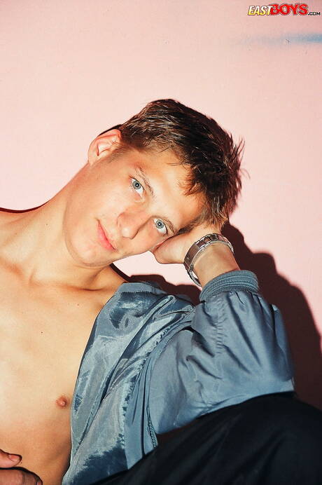 Il bellissimo ragazzo Seth posa nudo e mostra un bel sedere