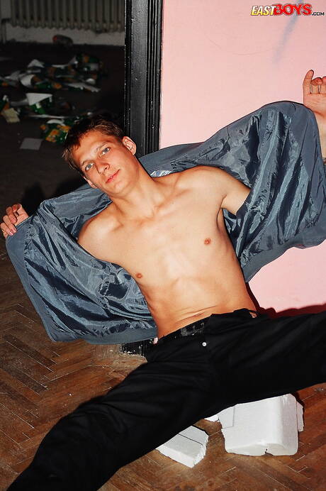 Il bellissimo ragazzo Seth posa nudo e mostra un bel sedere