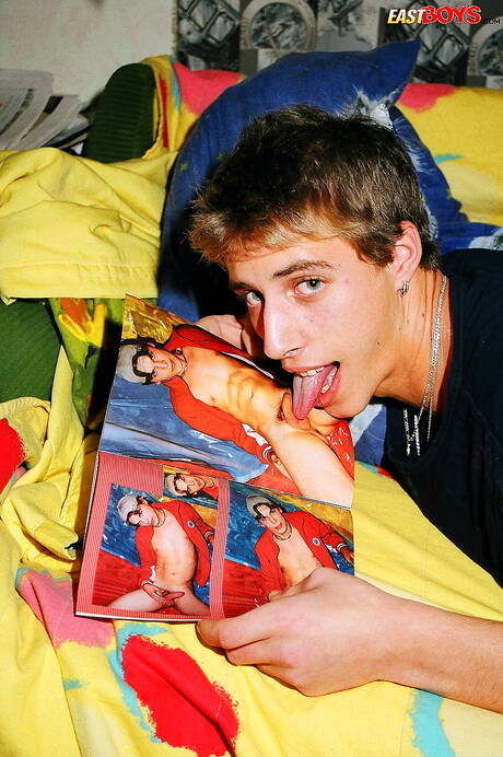 ハスキーな男セルジュがペニスをいじっている