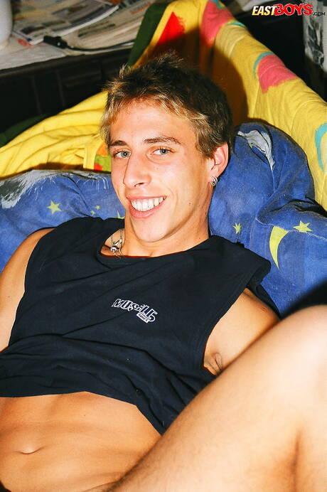 ハスキーな男セルジュがペニスをいじっている