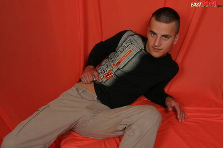 Der junge Senad zeigt einen wunderschönen Körper