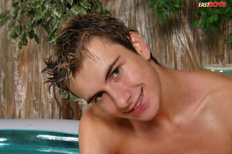 O jovem Samy faz um sexo quente de casal na piscina