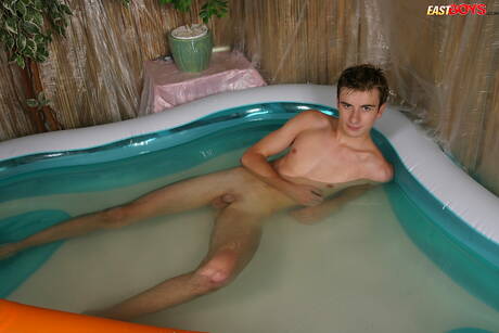 O jovem Samy faz um sexo quente de casal na piscina