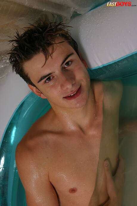 O jovem Samy faz um sexo quente de casal na piscina