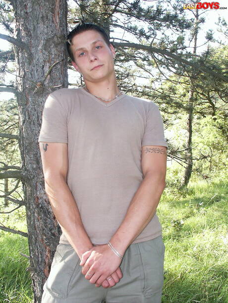 Der junge Ruben zeigt draußen einen perfekten Körper