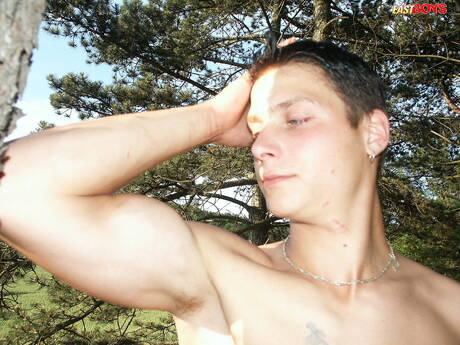 Der junge Ruben zeigt draußen einen perfekten Körper